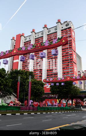 Flacher Blick auf den berühmten People's Park Komplex in Chinatown, Singapur, einem 31-stöckigen Hochhaus mit Geschäfts- und Wohnhäusern. Stockfoto