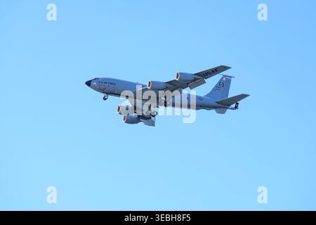 US Air Force Boeing KC-135R Stratotanker Flugzeug fliegt über Troon bei Anflug auf Glasgow Prestwick Airport, South Ayrshire, Schottland, Großbritannien, Europa Stockfoto