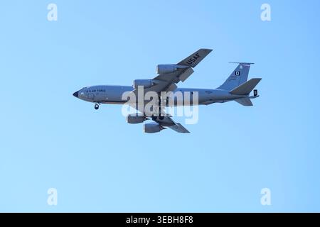 US Air Force Boeing KC-135R Stratotanker Flugzeug fliegt über Troon bei Anflug auf Glasgow Prestwick Airport, South Ayrshire, Schottland, Großbritannien, Europa Stockfoto