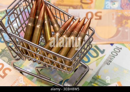 Nahaufnahme von Kugeln im Wagen auf Euro-Hintergrund. Stockfoto