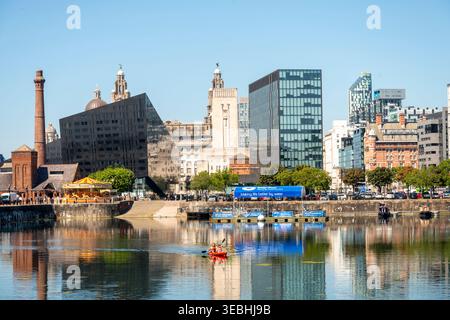 Liverpool, England-10. August 2022: Die ikonischen und historischen Docks, früher ein großes viktorianisches Lagerhaus-System, heute ein Lebensmittel- und Freizeitkomplex und beliebt Stockfoto