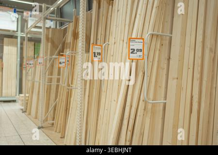 Stapel von Holzbrettern, vertikal in einem Eisenwarengeschäft ausgestellt. Naturmaterial für Bau-, Möbel- und Renovierungsprojekte. Stockfoto
