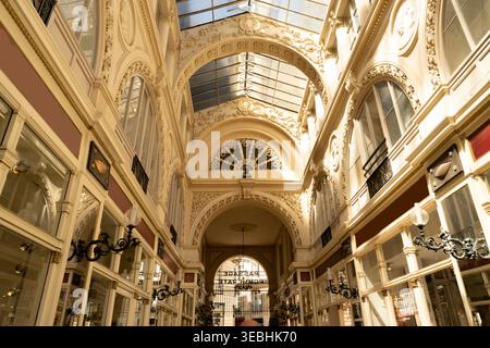 „Elegantes Interieur der Einkaufspassage Pommeraye in Nantes, Frankreich“ Stockfoto