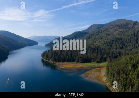 Drohnenfoto von Bergkämmen und einer ruhigen Bucht im Tongass National Forest im Südosten Alaskas. Stockfoto