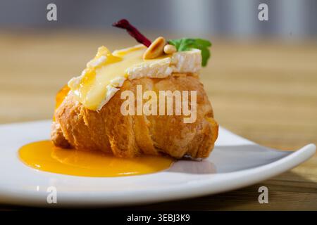 Französisches Croissant mit Camembert und Honig Stockfoto