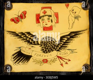 Historisches Bild eines Tattoo-Flash-Kunstwerks aus dem frühen 20. Jahrhundert mit einem stilisierten Adler mit einem Banner mit der Aufschrift „Union Forever More“, sowie Motiven der Roten Kreuz-Schwester, des Schmetterlings und des Cherubs im traditionellen Tattoo-Design. Stockfoto