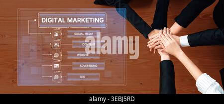 Verschiedene Teammitglieder arbeiten an digitalen Marketingstrategien zusammen und konzentrieren sich dabei auf soziale Medien, die Erstellung von Inhalten und Werbemaßnahmen Stockfoto