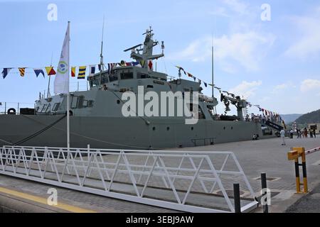 SETUBAL, PORTUGAL - APRIL 2026: Eine vollständige seitliche Ansicht des portugiesischen Marine-Patrouillenschiffs NRP Setubal (P363) am Stadtpier. Stockfoto