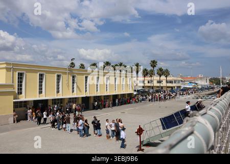 SETUBAL, PORTUGAL - APRIL 2026: Eine lange Warteschlange von Zivilisten wartet am Pier der Stadt, um an Bord des portugiesischen Marine-Patrouillenschiffs NRP Setubal zu gehen Stockfoto