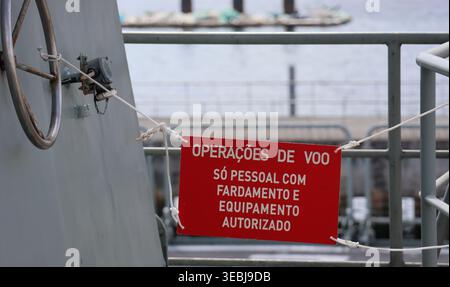 SETUBAL, PORTUGAL - APRIL 2026: Ein Nahaufnahme eines roten Metallwarnschildes, das an den Geländern des portugiesischen Marineschiffs NRP angebracht ist Stockfoto