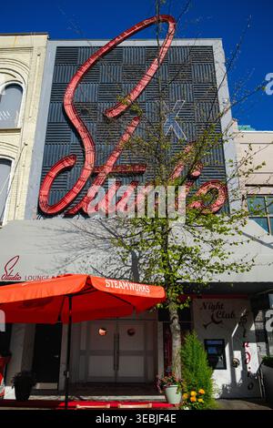 Historisches Neonschild für den Studio Nightclub, heute ein Unterhaltungsort für Erwachsene, an der Granville Street im Zentrum von Vancouver, BC. Stockfoto