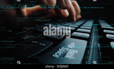 Konzentrieren Sie sich auf die Eingabe von Händen auf einer Tastatur mit Zeilen von Programmiercode im Hintergrund. Erfasst das Wesen von Technologie, Codierung und Software Stockfoto