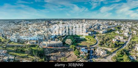 Ceglie Messapica Aerial White Town Churches Domes City Name Hillside Puglia Italien Salento Valle d'Itria Drohne Stockfoto