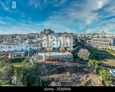 Ceglie Messapica mittelalterliche Stadtmauern Bastionen Aerial Weiße Stadtkirche Kuppeln Apulien Italien Valle d'Itria Stockfoto