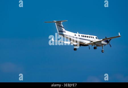 Dallas, TX, USA – 1. Juni 2025: Beechcraft Super King Air 300 landet auf Love Field Stockfoto