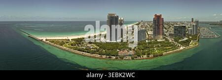 Panorama von Miami Beach. Luftaufnahme des South Pointe Park und South Beach in Miami Beach. Miami Skyline an einem sonnigen Tag. Stockfoto