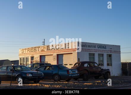 Die historische „Frank's Route 66 Garage“ und „Street Eagle“ Motorradvermietung befinden sich an einem ruhigen Abschnitt der Route 66 in Holbrook, Arizon Stockfoto