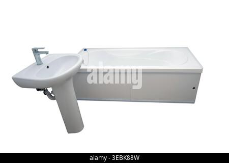 Badewanne und Standwaschbecken auf weißem Hintergrund. Moderne Badezimmermöbel und Sanitärartikel für die Innenrenovierung. Keramikbecken und Acrylwanne Stockfoto