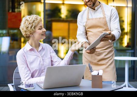 Kundenbestellungen Über Tablet Stockfoto