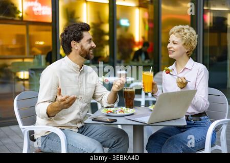 Ein Paar Genießt Ein Mittagessen Im Freien Stockfoto