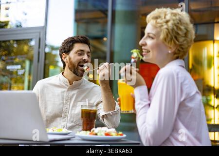 Ein Paar Genießt Gemeinsam Ein Mittagessen Im Freien Stockfoto