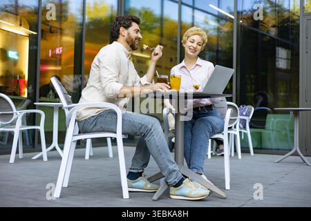 Ein Paar Genießt Eine Mahlzeit Im Freien Stockfoto