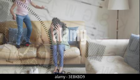 Sitzende Frau in hellgrünem Oberteil, Jeans, die das Gesicht auf beigefarbenem Sofa zu Hause bedecken, Eichenüberzug Stockfoto