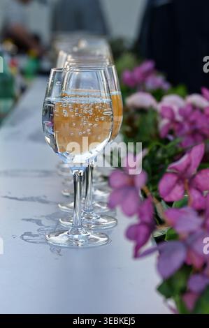 Alkoholgetränk auf dem Tisch in der Bar Stockfoto