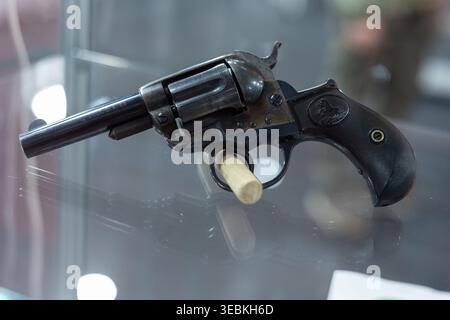 Vintage Colt Revolver Mit Einfacher Aktion Auf Glasdisplay. Stockfoto
