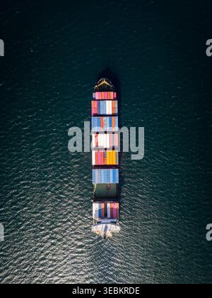 Von oben nach unten auf ein großes Containerschiff im tiefblauen Ozean Stockfoto