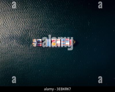 Von oben nach unten auf ein großes Containerschiff im tiefblauen Ozean Stockfoto