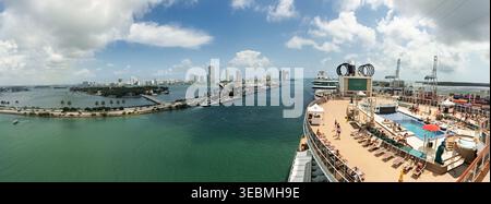 Miami, Vereinigte Staaten - 16. März 2026: Blick auf den belebten Hafen Miami und seine pulsierende Skyline von einem sonnendurchfluteten Kreuzfahrtdeck aus, im Kontrast zu Stockfoto
