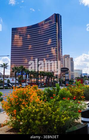 Ergänzen Sie Las Vegas am Las Vegas Strip, mit den benachbarten Hotels Wynn, Venetian und Palazzo, die jenseits von Gartenblumen und Palmen zu sehen sind Stockfoto