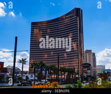 Ergänzen Sie Las Vegas am Las Vegas Strip, mit den benachbarten Hotels Wynn, Venetian und Palazzo, die jenseits von Gartenblumen und Palmen zu sehen sind Stockfoto