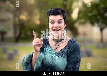 Porträt einer Frau mit eureka-Ausdruck und erhobenem Finger Stockfoto