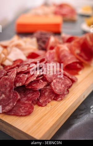 Verschiedene Wurst- und Wurstwaren auf Holzbrett Stockfoto