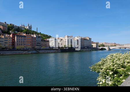 Panoramablick auf den Fluss Saone mit farbenfrohen traditionellen Gebäuden, den Hügel Fourviere und die Brücke Bonaparte in Lyon, Frankreich. Stockfoto