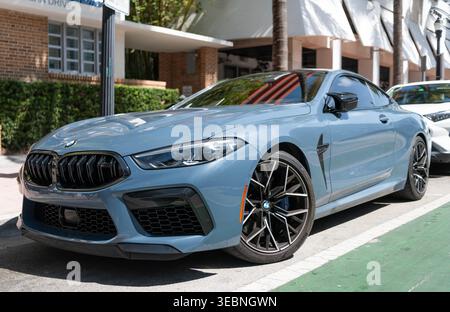 Miami, Florida, USA - 09. Mai 2025: BMW M8 2022 Competition Coupé. Auto BMW M8 Cabriolet, im Freien geparkt. Graues Cabriolet, Draufsicht Stockfoto