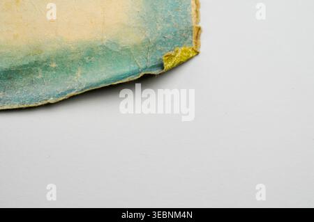 Nahaufnahme von veraltetem, strukturiertem Papier mit verblassten Blau- und Gelbtönen Stockfoto