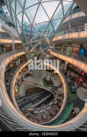 Frankfurt am Main, Deutschland - 10. April 2017: Blick auf das dramatische Innere des Einkaufszentrums MyZeil, wo ein wirbelnder Glastrichter durch die sonnenbeschienene Stockfoto