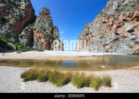 Sa Calobra. Balearenstrand in einer Bucht. Strand auf Mallorca. Massentourismus. Touristen an einem geschützten Strand. Stockfoto