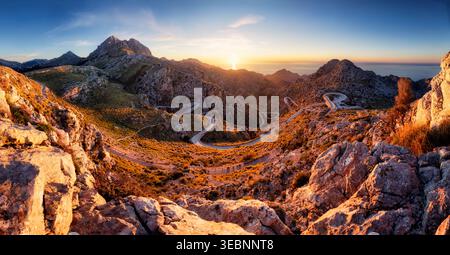 Atemberaubende Landschaft mit der berühmten Sa Calobra Straße auf Mallorca, Balearen, Spanien. Eine gewundene Panoramastraße im Tramuntana-Gebirge auf der insel Mallorca Stockfoto