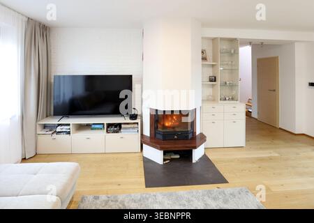 Modernes, offen geschnittenes Wohn- und Esszimmer mit elegantem Design Stockfoto