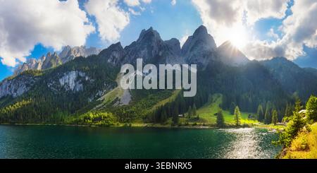 Wunderschöner Blick auf die idyllische bunte Herbstlandschaft mit dem Dachstein Berggipfel, der sich im kristallklaren Gosausee spiegelt. Stockfoto