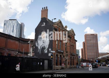 Porträt von Ian Curtis, Sänger mit Joy Division, an der Giebelwand des Star and Garter Pub, in Manchester, England, 13. April 2026. Stockfoto