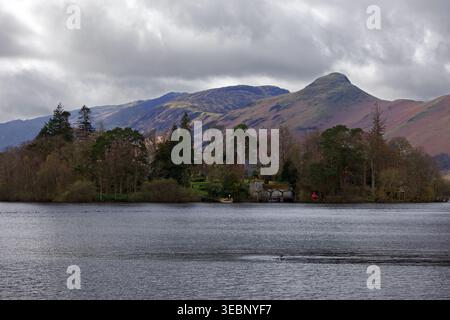 Derwent Island (Cumbria) auf Derwentwater im Lake District ist Eigentum des National Trust. Derwent Island House wurde im 18. Jahrhundert erbaut Stockfoto