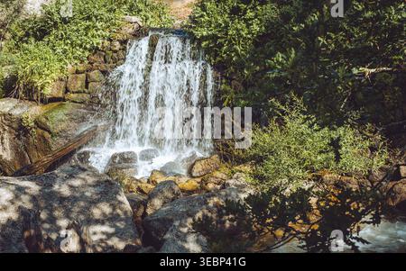 Trilho Vale dos Gaios, Tábua, Portugal. Eine malerische Holzpromenade schlängelt sich durch üppige Wälder am Fluss und felsige Landschaften im Herzen der Natur. Stockfoto