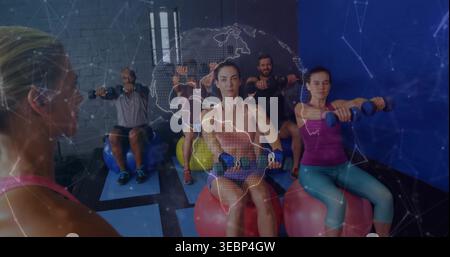 Leitender Trainer, der sechs in Sportbekleidung führt und im Fitnessstudio sitzende Vorderhosen durchführt, Stabilitätsbälle Stockfoto