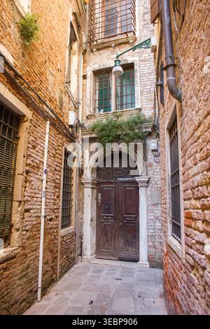 Enge Straße in Venedig - wunderschöne alte Architektur in Venedig, Italien Stockfoto