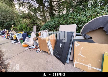 Heidelberg, 2. Februar 2026: Sperrmüll mit weggeworfenen Möbeln und Autoreifen auf der Straße in der Stadt. Städtische Abfallwirtschaft, Sperrmüll und Stockfoto